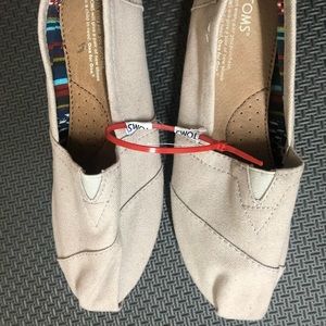 NEW Tom’s classic tan / taupe WMN sz 7.5